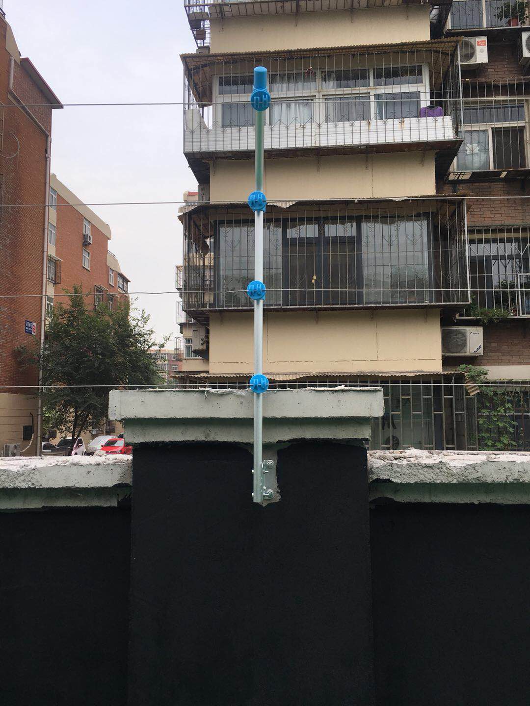 天津完美体育平台帝景安装脉冲电子围栏案例图